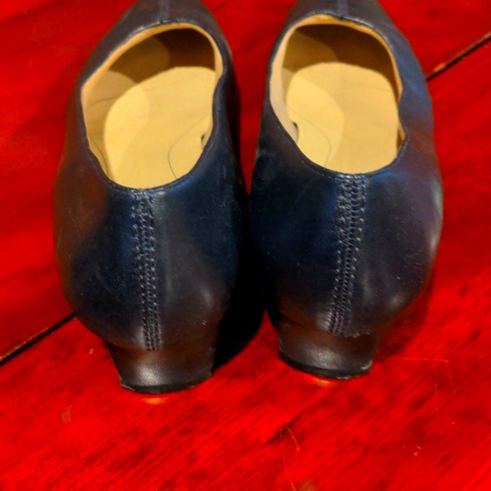 9Narrow dark navy pumps